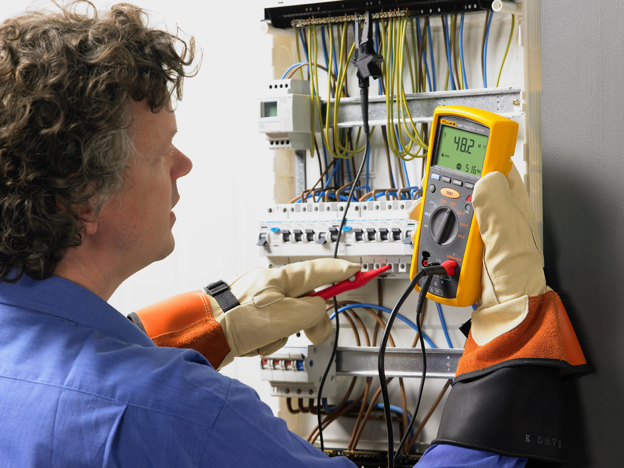 Elektriker prüft elektrische Leitungen mit einem Isolationsmessgerät